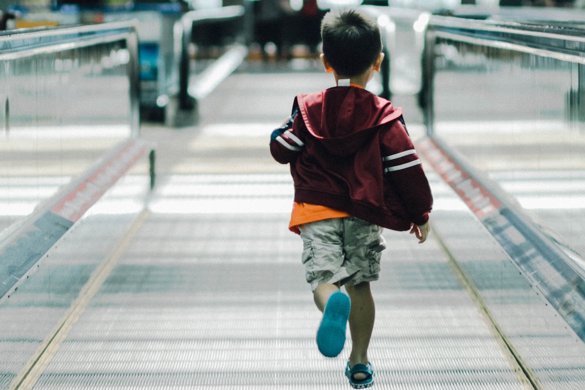 9 Parenting Hacks That Make Flying Alone With Kids Less Stressful - Frayed Passport