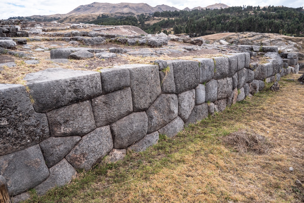 Sacsayhuaman, Peru: Unraveling the Mysteries of an Incan Masterpiece - Zigzag walls - Frayed Passport