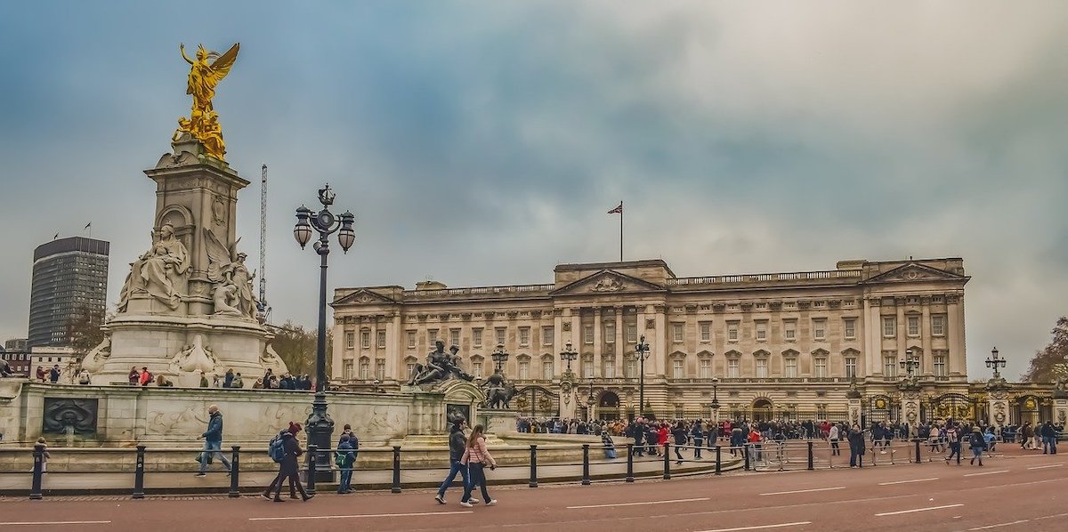 Buckingham Palace - English locales to add to your bucket list - Frayed Passport