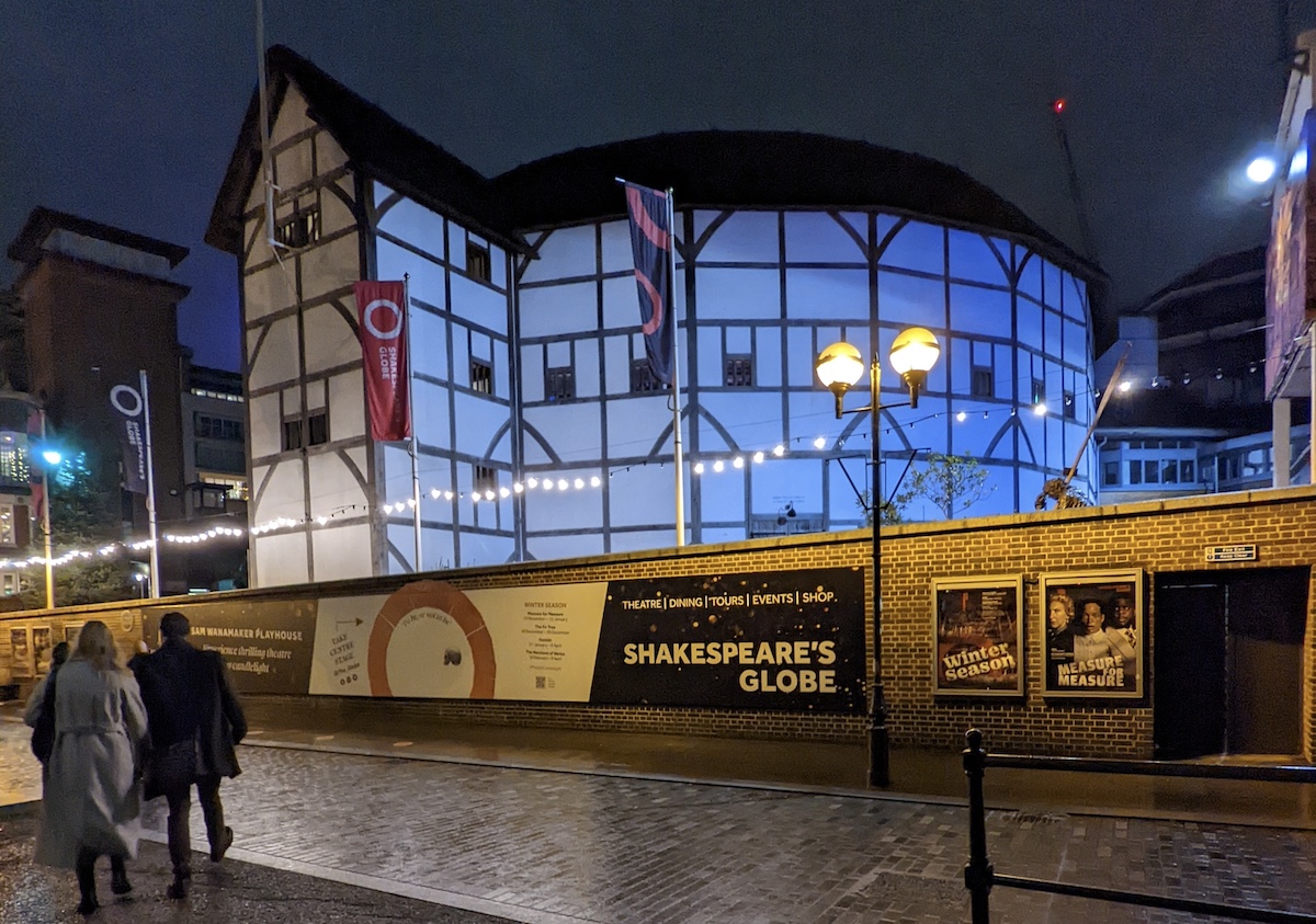 Spending A Winter Month in London: Getting Around by Planes, Trains & Buses - Globe Theatre - Frayed Passport