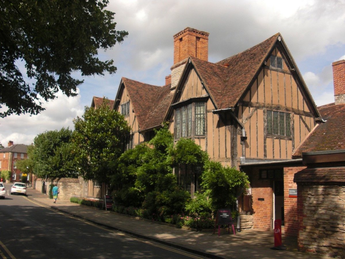 Stratford-Upon-Avon - English locales to add to your bucket list - Frayed Passport