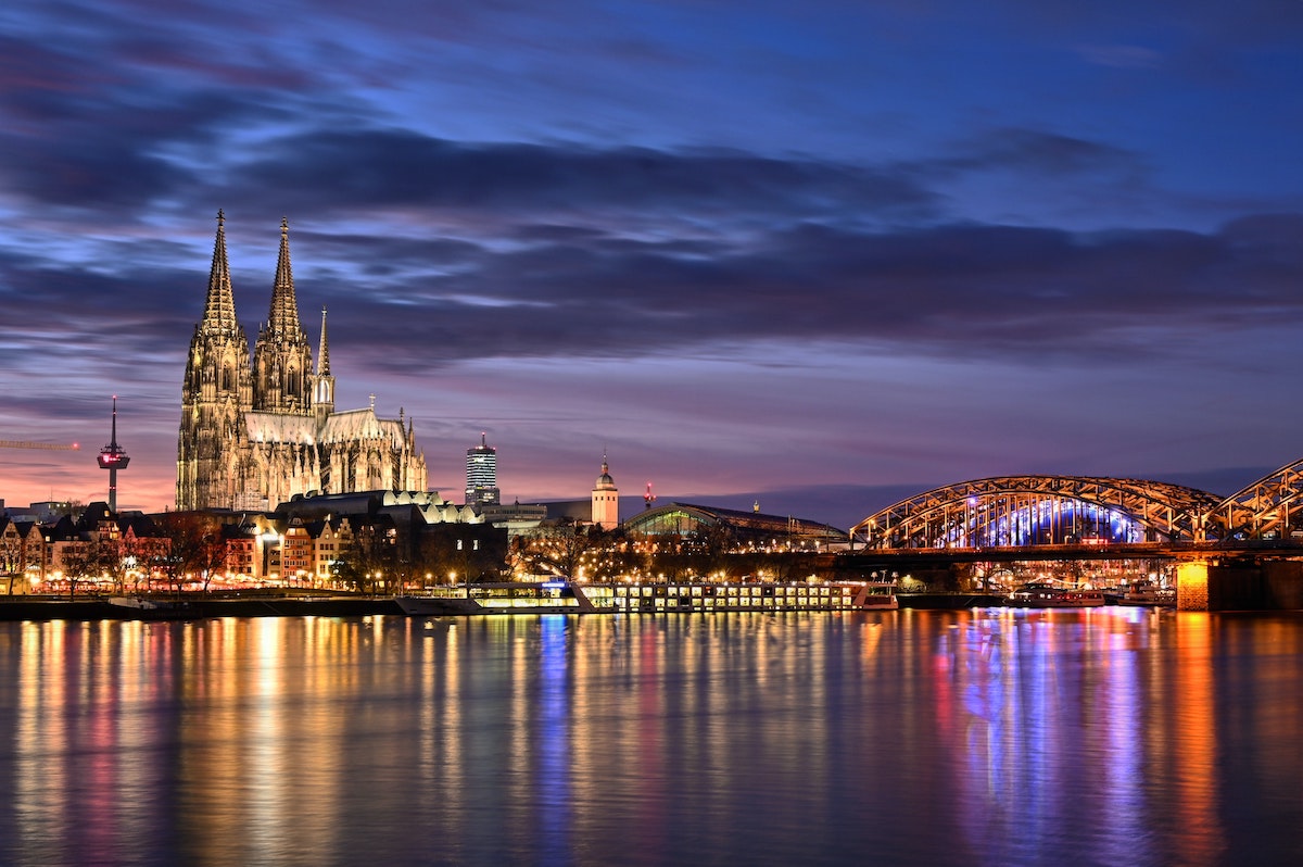 Travel Writing Tips: How to Write for the Internet - Frayed Passport - Cologne Cathedral