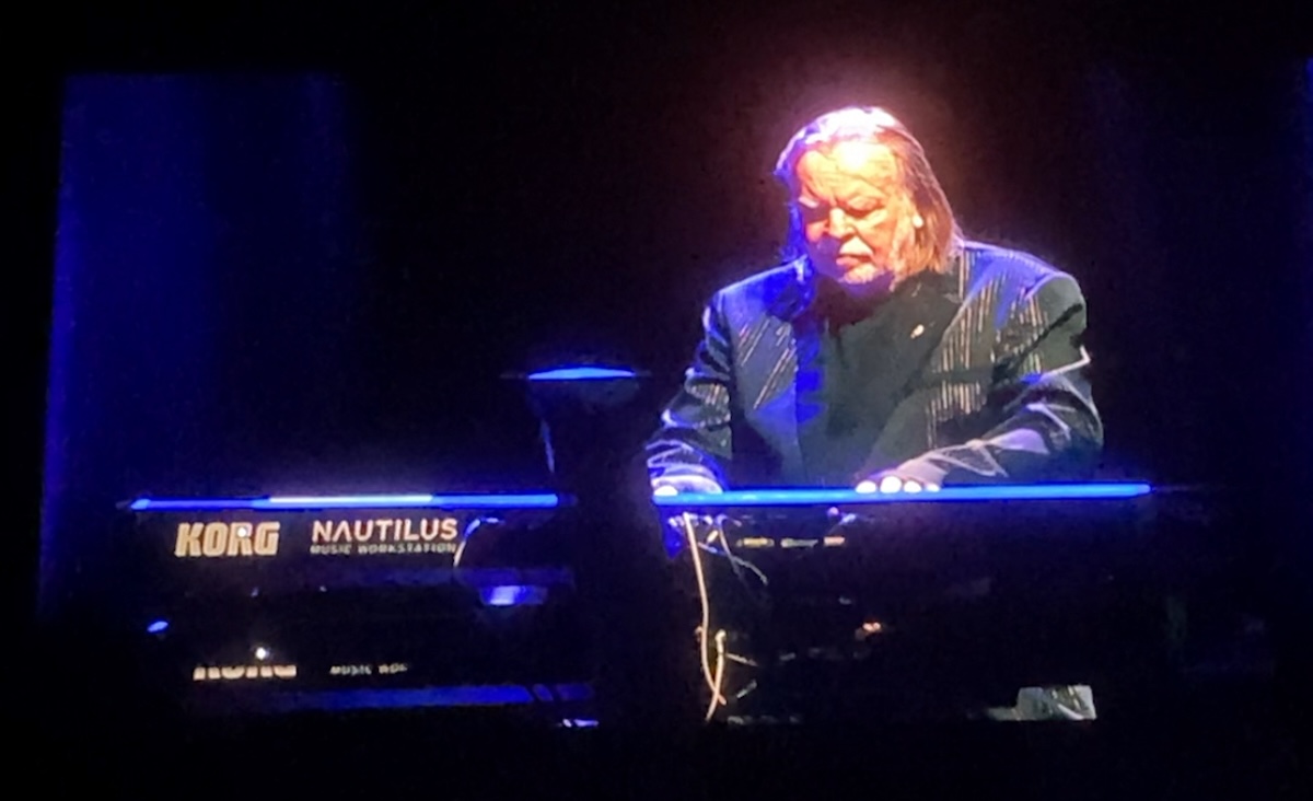 Big Time - A Year of Travels and a Dozen Concerts and Shows - Rick Wakeman - Frayed Passport