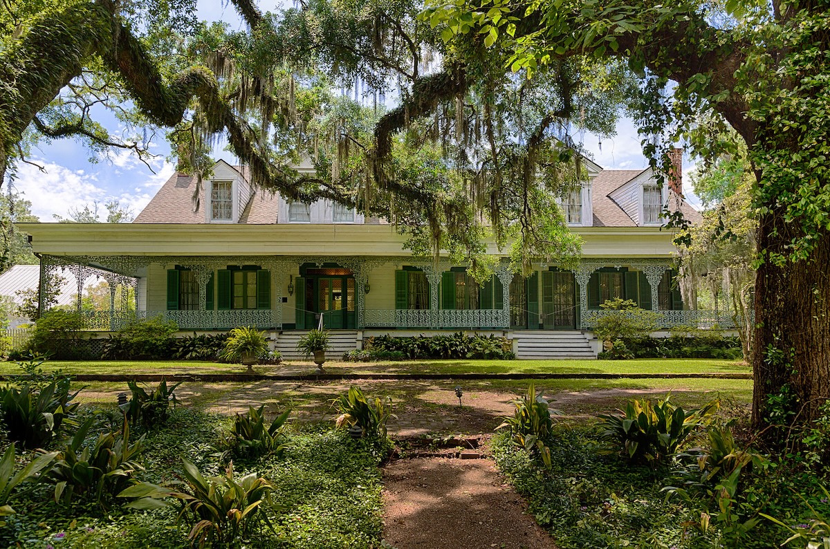 11 Beautiful Southern Gothic Travel Destinations: Savannah, Charleston & More - St. Francisville, LA - Frayed Passport